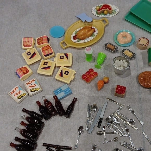 Small doll assortment of dishes and food items - Picture 7 of 7